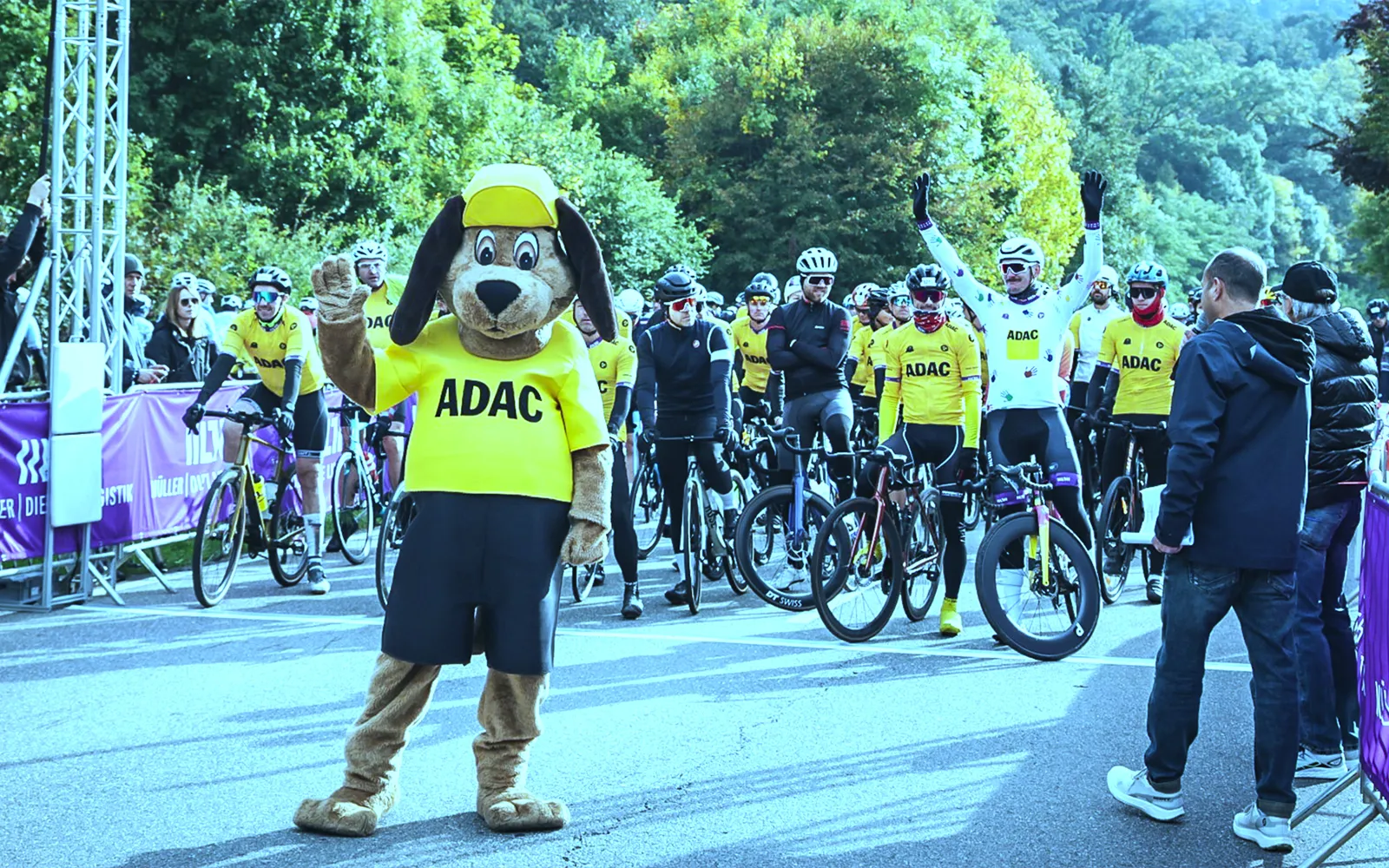 Team ADAC mit Maskottchen Buddy im Startbereich