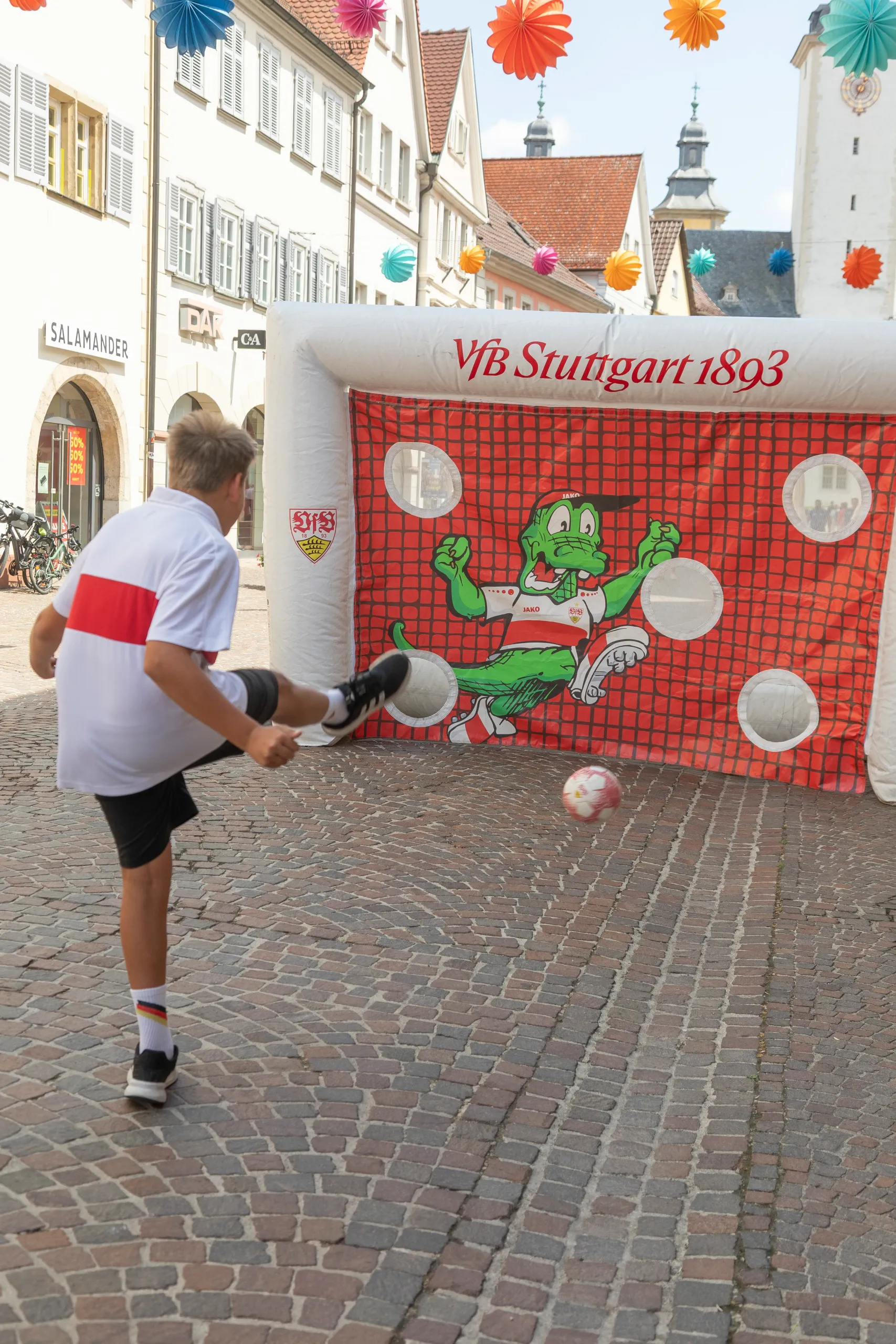 Kinder an der mobilen Torwand des VfB Stuttgart