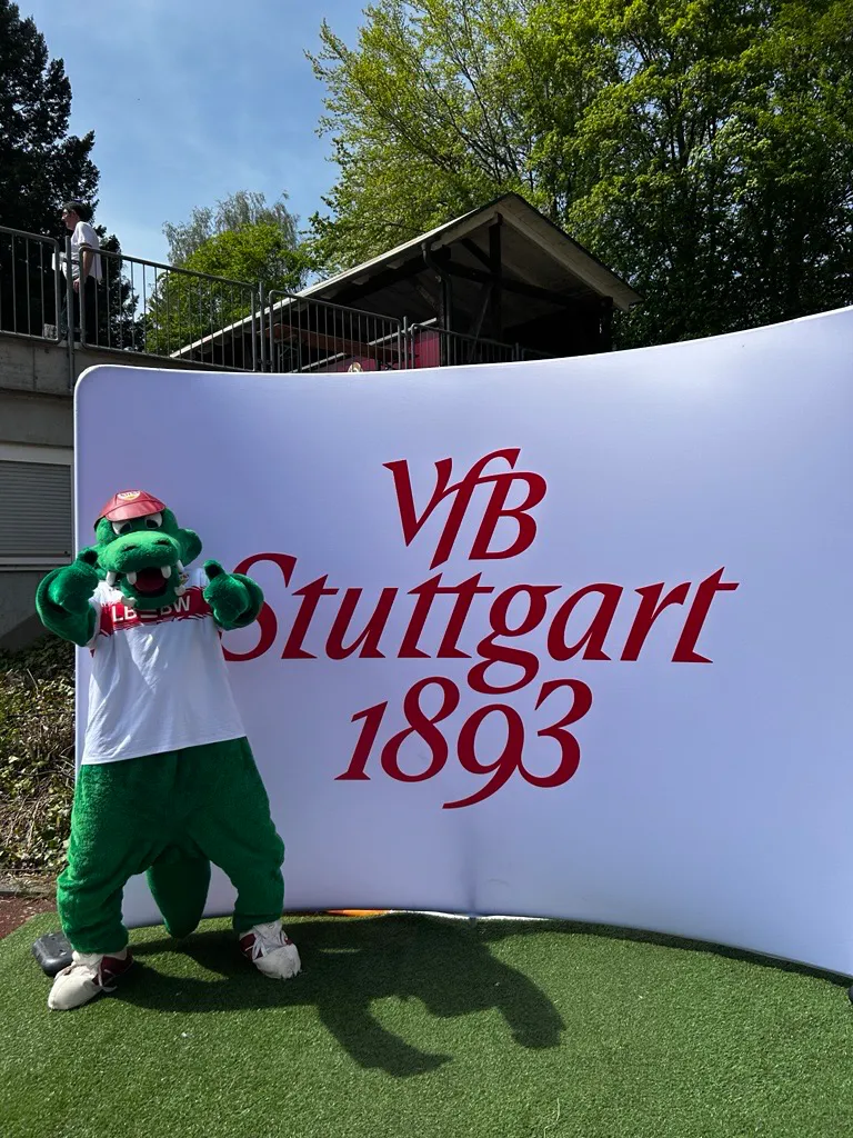 Schuss auf die Torwand beim VfB-Stand