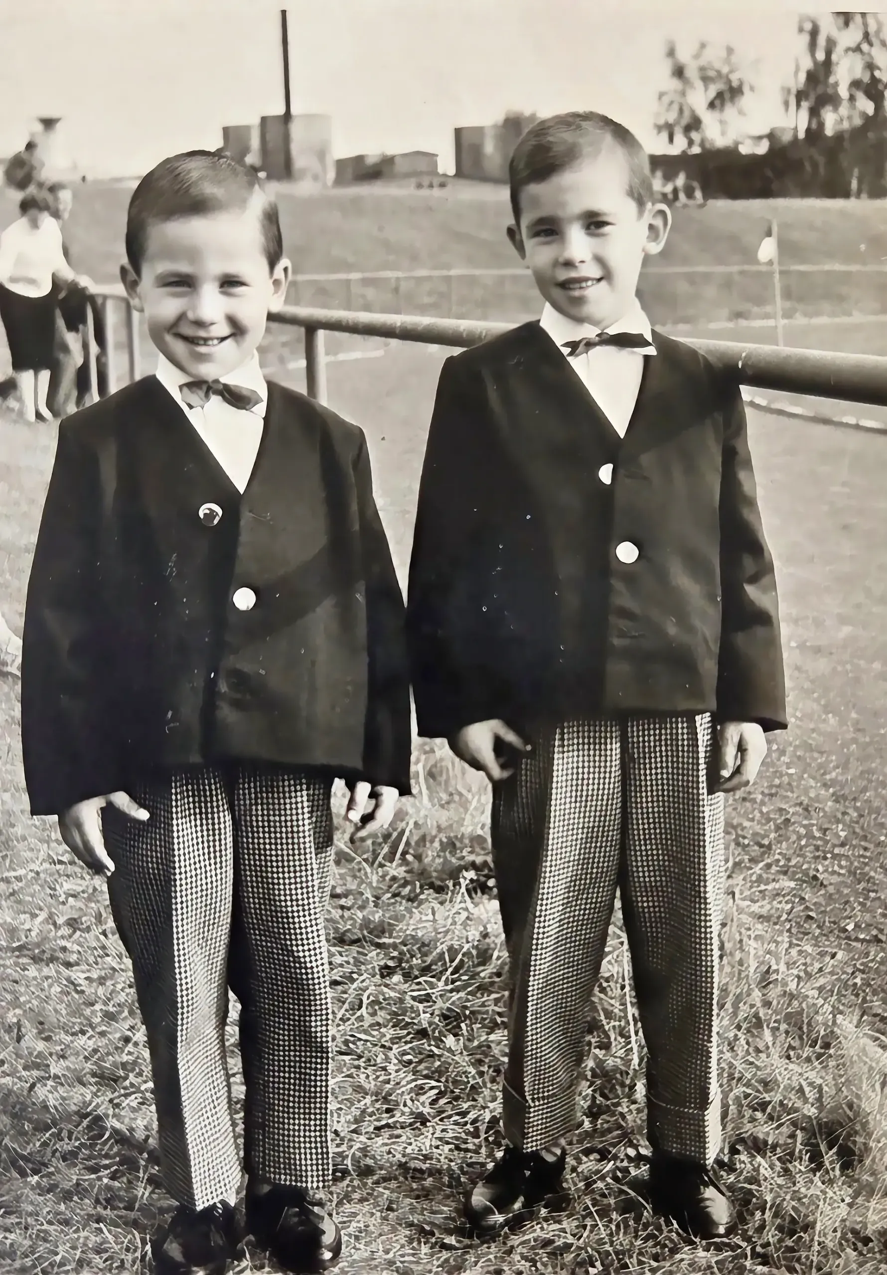 Heinz Betz und sein Bruder als Kinder im Sonntagsstaat am Rand eines Fußballplatzes