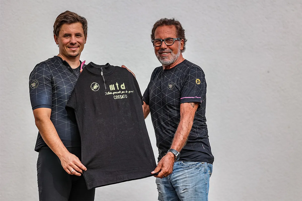 Patrick und Heinz Betz halten gemeinsam das Original-Trikot vom Giro 1980