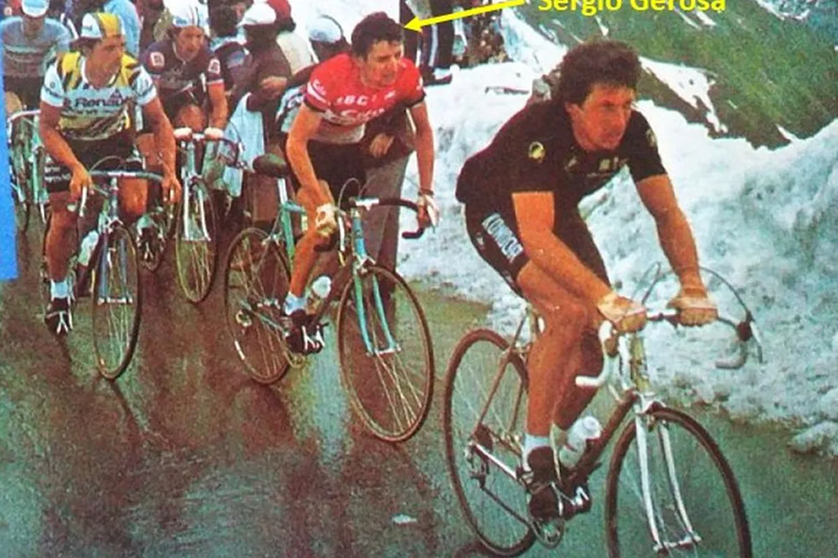 Giro d’Italia 1980: Fahrer kämpfen sich zwischen Schneewänden den Stelvio hinauf