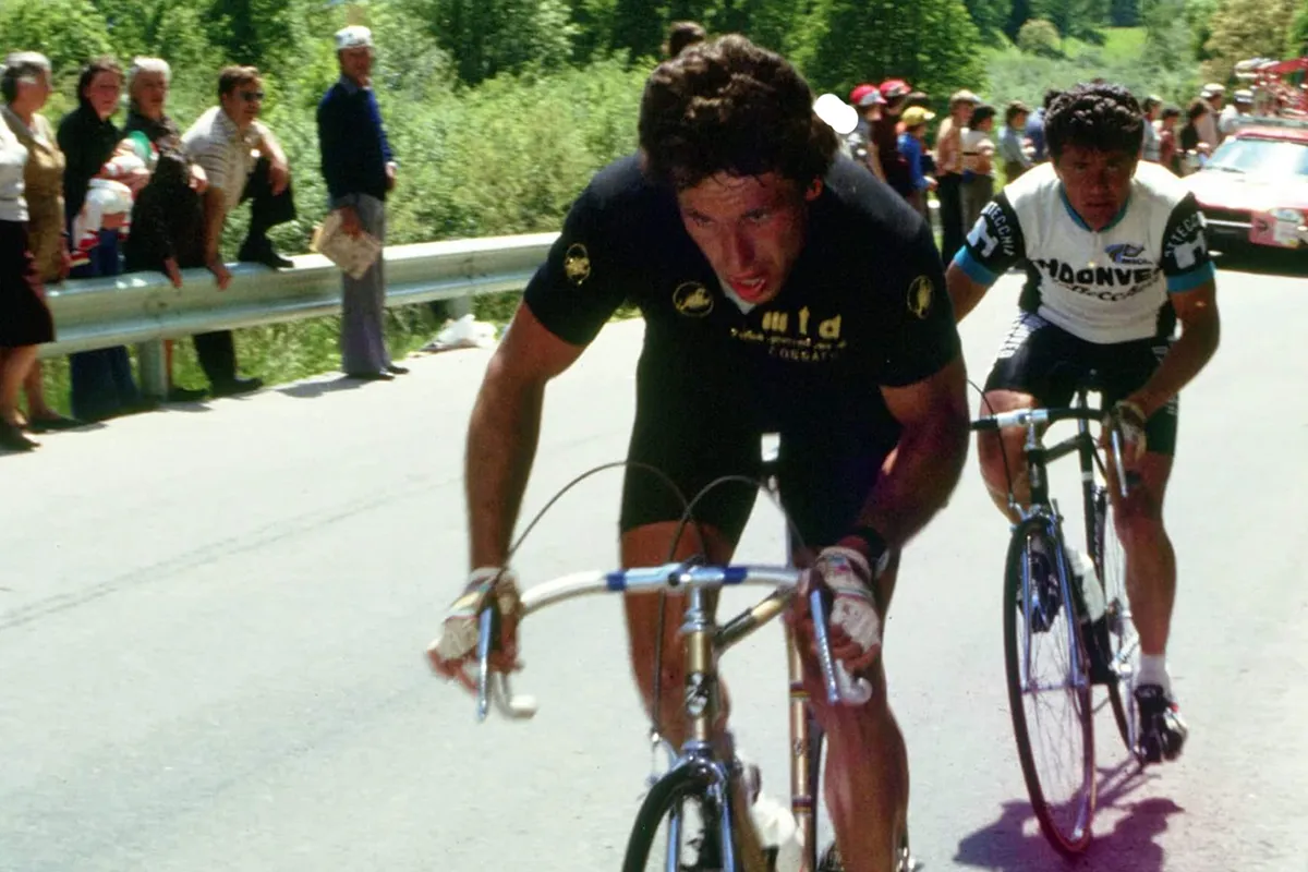Heinz Betz 1980 im schwarzen Trikot seines Teams am Berg, dahinter ein Verfolger