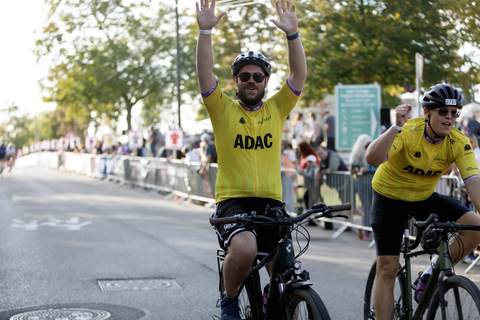 Zwei Fahrer im Team ADAC reißen bei der Zieleinfahrt die Arme hoch